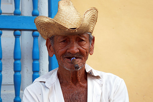 Легализация документов для Кубы. Местный житель страдает без гаджетов
